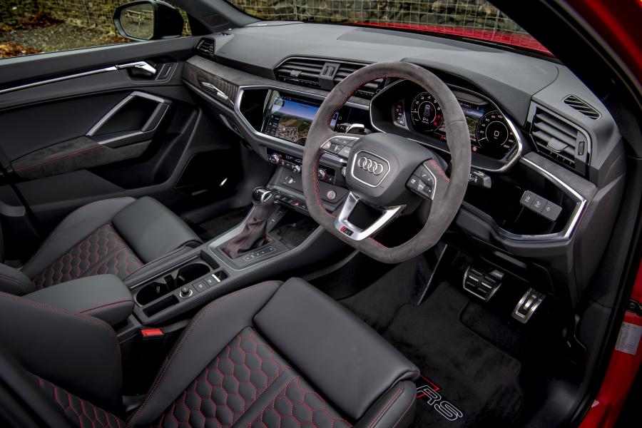 Интерьер Audi RS Q3 2019 года  (UK) (фото 24 из 63)